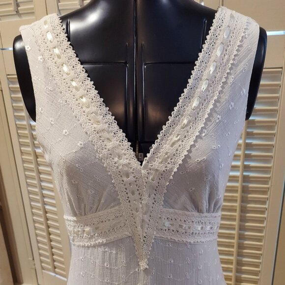 White Eyelet V-neck Beachy Casual Gauze Dress Size 4 Dressbarn - Picture 3 of 9